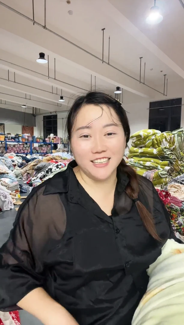 聚酯纤维主播手上展示的被子  小熊猫  1.5*2.0米