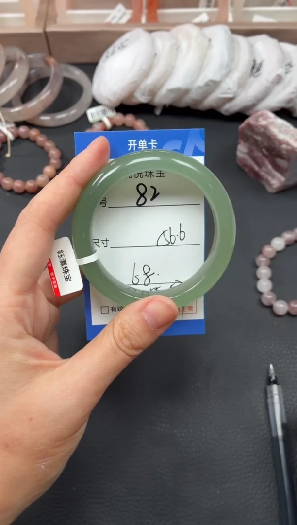 未镶嵌手镯石英质玉82