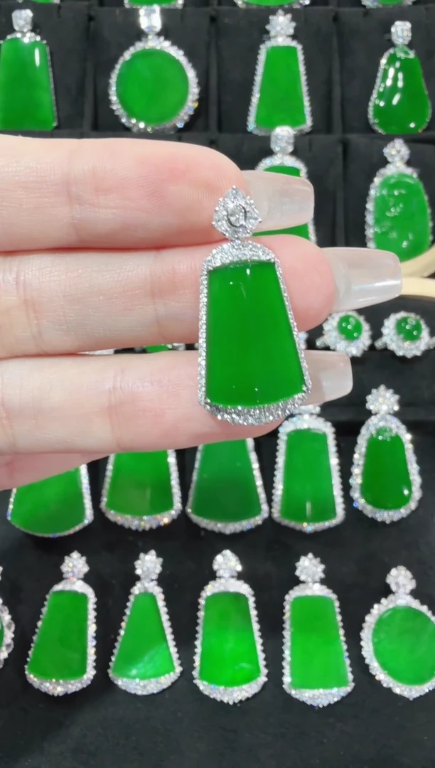 颈饰18K金镶嵌翡翠无事牌天然A货翡翠72h鉴赏期