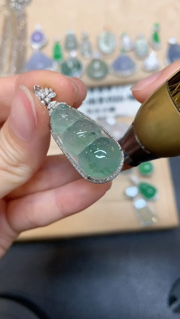 【闪购商品】翡翠颈饰18K金镶嵌福豆【无服务费