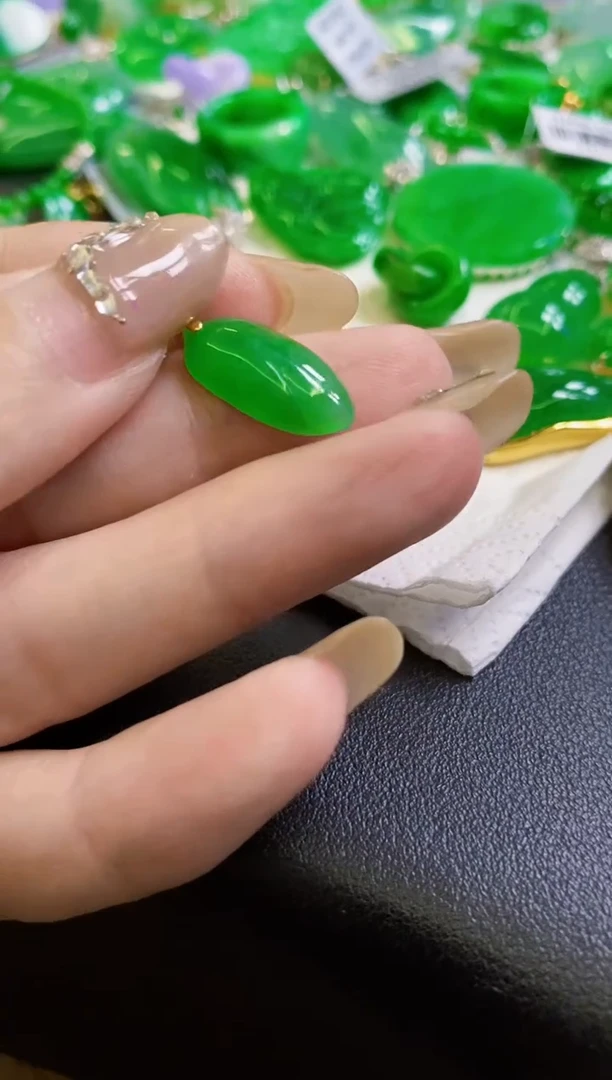 【闪购商品】定制翡翠18K金镶嵌吊坠