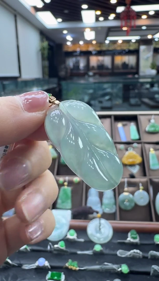 颈饰18K金镶嵌翡翠叶子