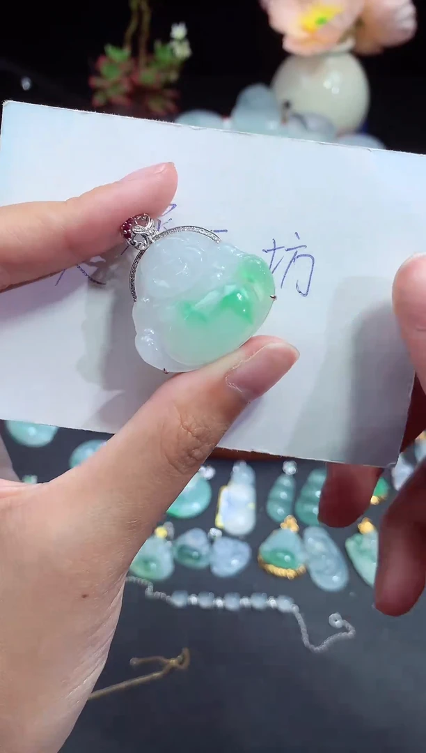 翡翠未镶嵌颈饰佛公