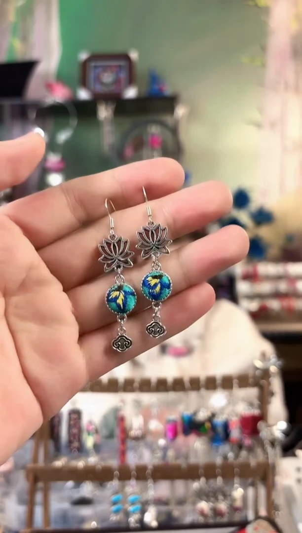 彩云南阁非遗老绣饰品153