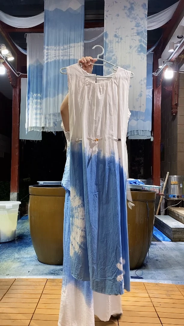 云浅蓝深 扎染服装 腰部木珠背心裙 压花