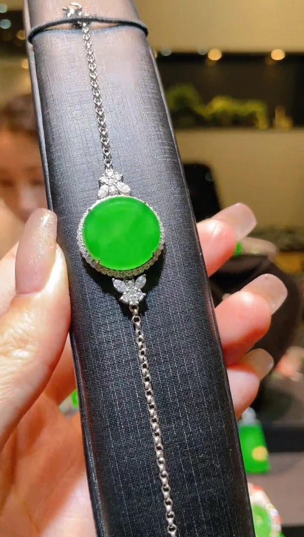 【闪购商品】翡翠吊坠(不含链)18K金镶嵌A98