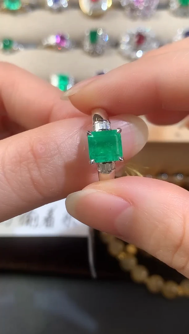 18K金镶嵌戒指祖母绿D499|7800