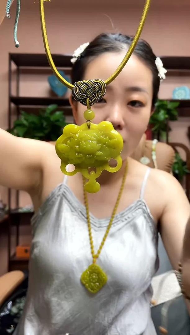 岫玉未镶嵌吊坠·