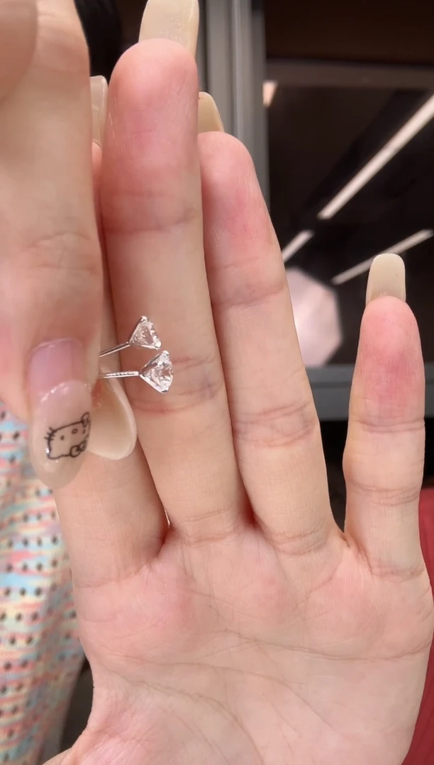 18K金镶嵌耳饰实验室培育钻石四爪耳钉单颗50分k白