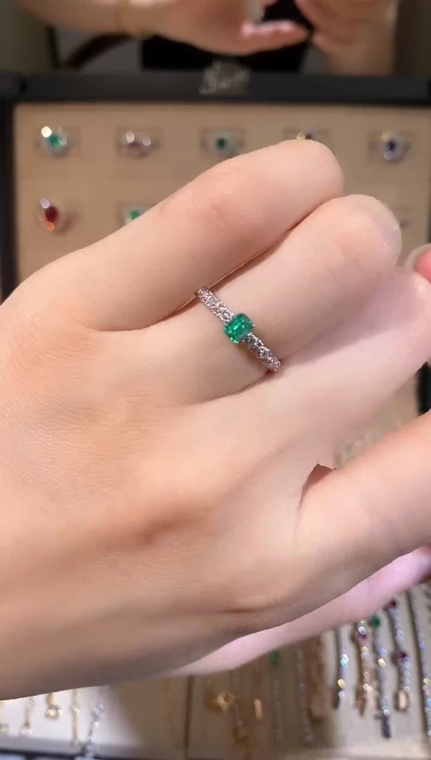 祖母绿戒指18K金镶嵌主石25分