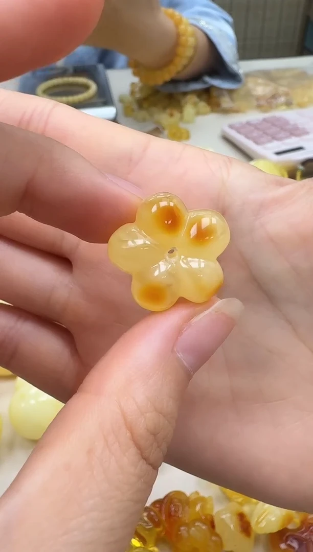 未镶嵌琥珀裸石如图