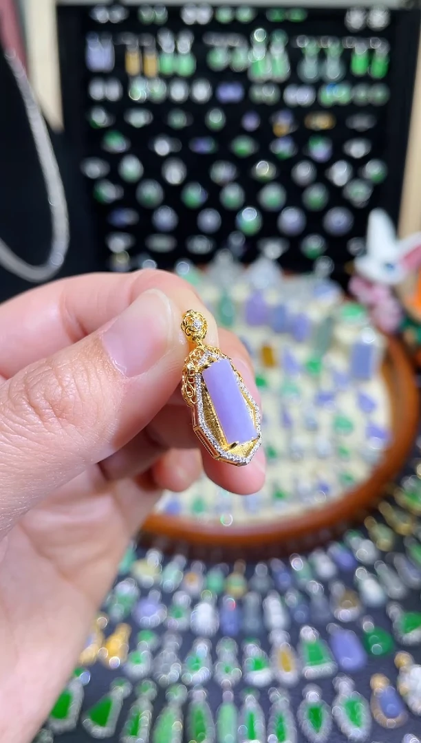 颈饰18K金镶嵌翡翠红春紫无事柱吊坠