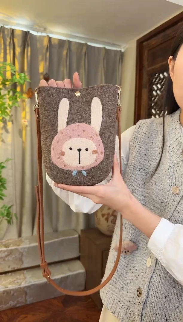 羊毛非遗羊毛毡包 手机包兔子
