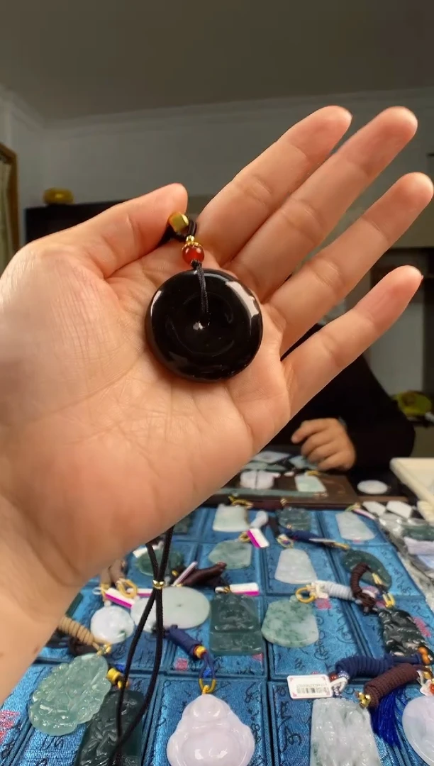 颈饰未镶嵌翡翠 多样性发其一