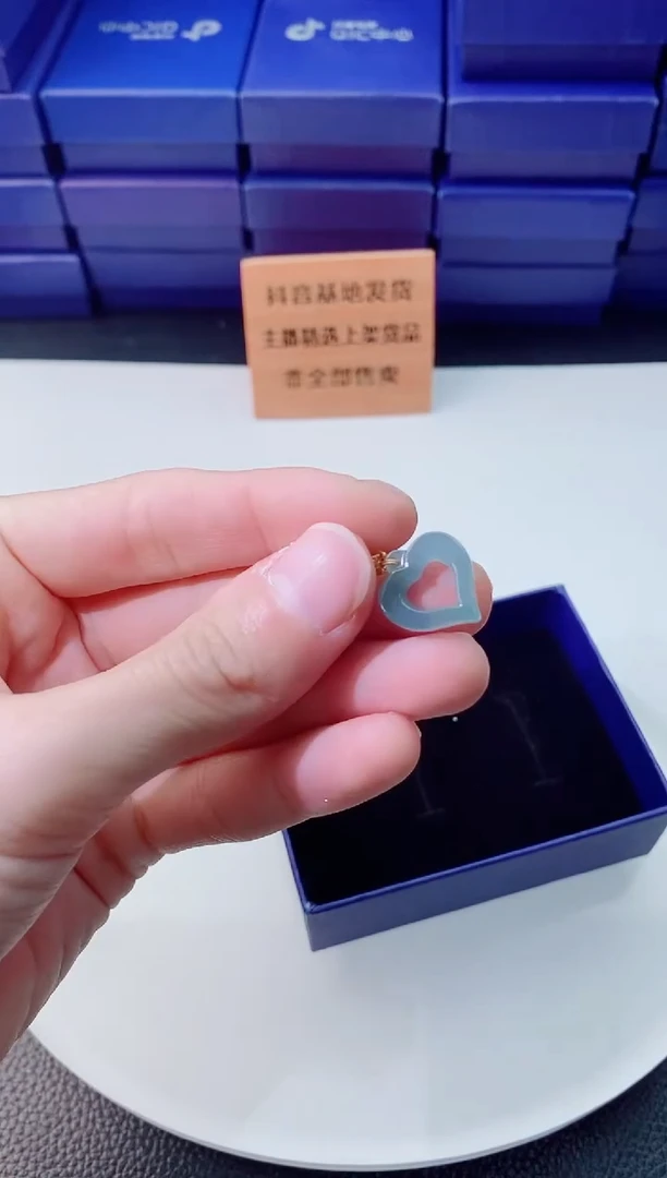 翡翠未镶嵌颈饰