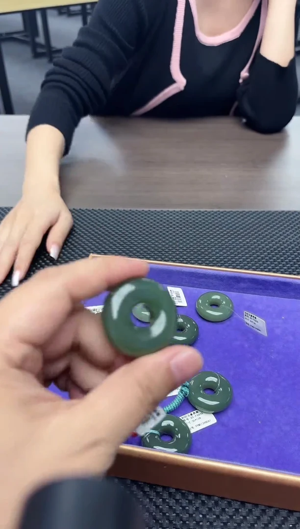 吊坠(赠链)未镶嵌和田玉（青玉）和田玉湖水绿吊坠多样性发一