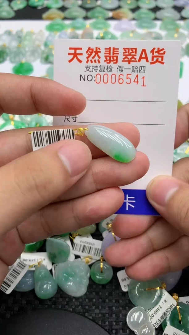 翡翠18K金镶嵌颈饰1111111111111