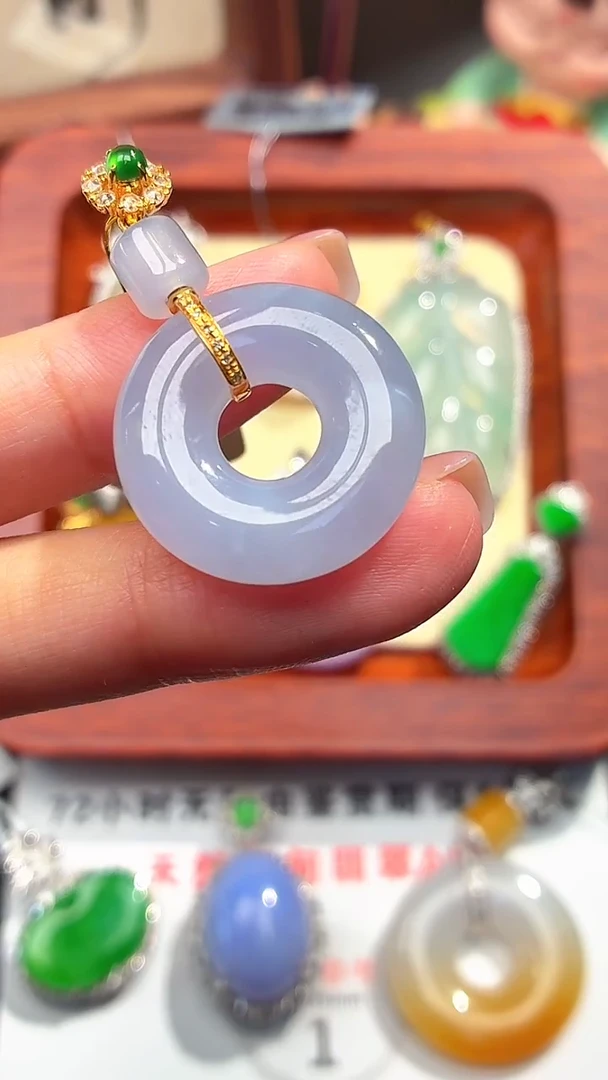 颈饰18K金镶嵌翡翠吊坠