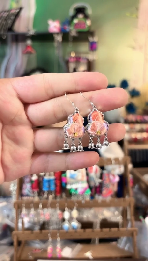 彩云南阁非遗老绣饰品050