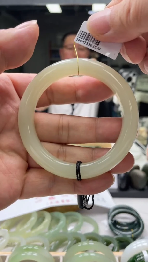 和田玉手镯未镶嵌编码3539 圈口