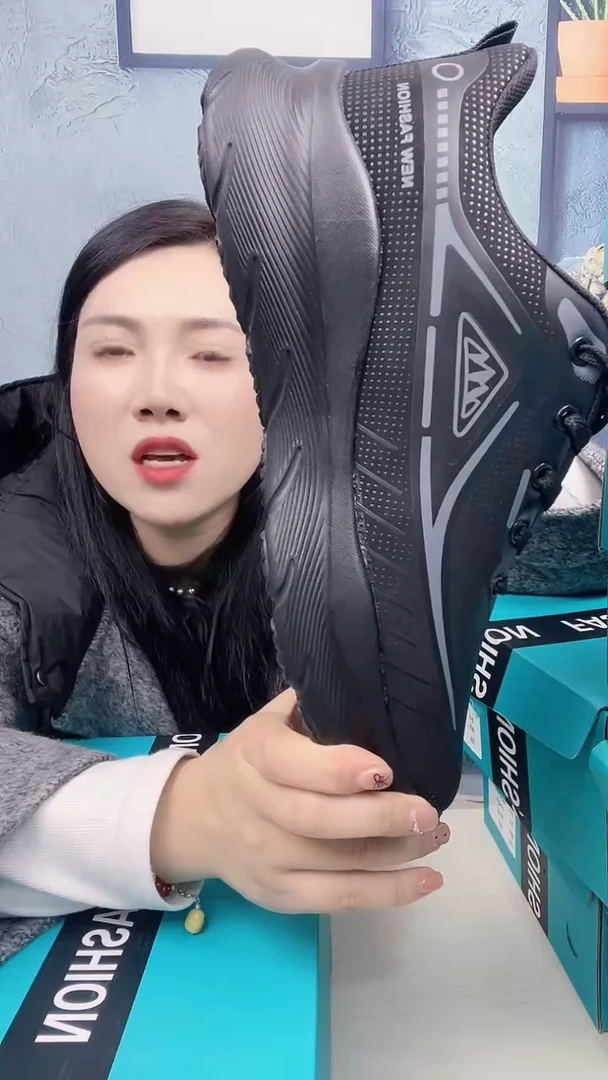 41码 黑灰皮面运动鞋  捡漏