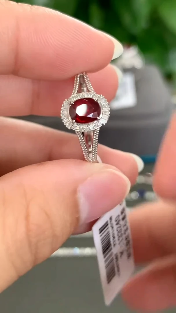 18K金镶嵌戒指红宝石1.1克拉