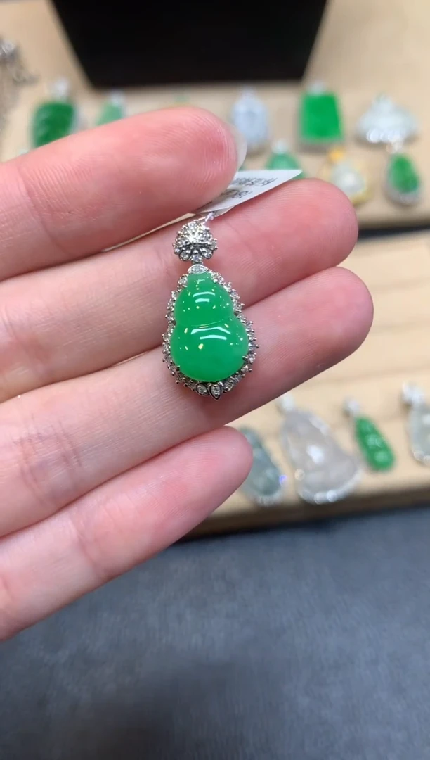 翡翠18K金镶嵌颈饰葫芦【无服务费】