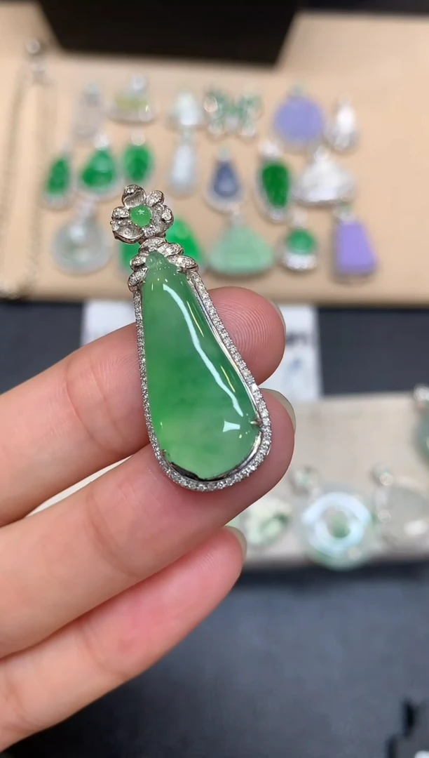 颈饰18K金镶嵌翡翠福瓜【无服务费