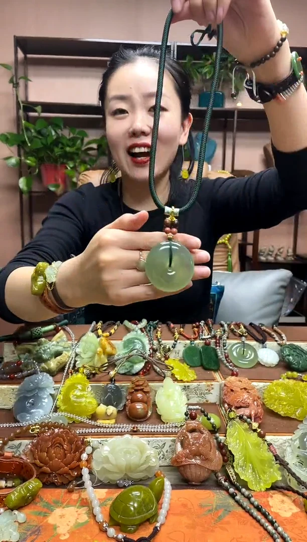 未镶嵌岫玉吊坠多样性发货发其中之一