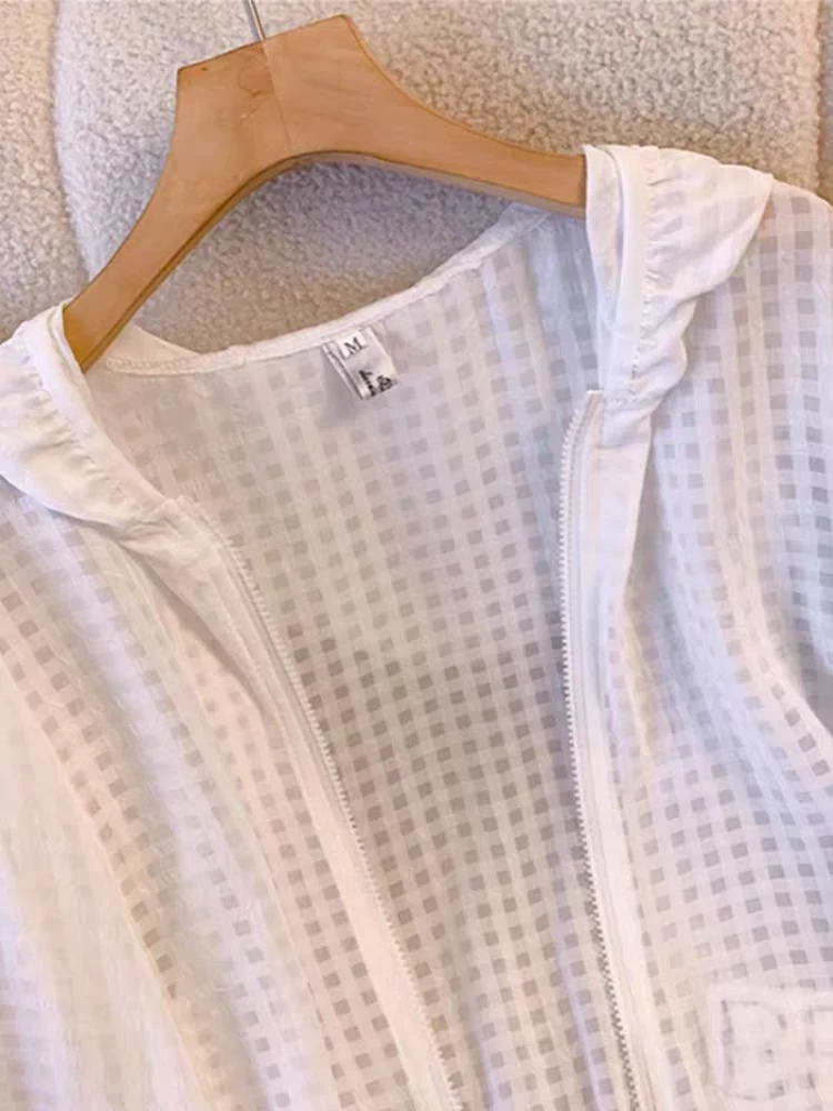 261白色连帽外套