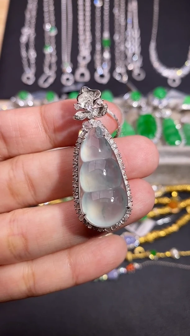 颈饰18K金镶嵌翡翠吊坠