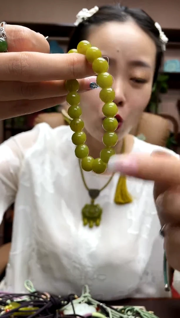 岫玉未镶嵌颈饰多样性发货发其中之一