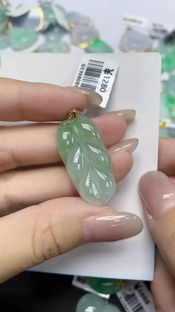 翡翠18K金镶嵌颈饰天然缅甸翡翠A货