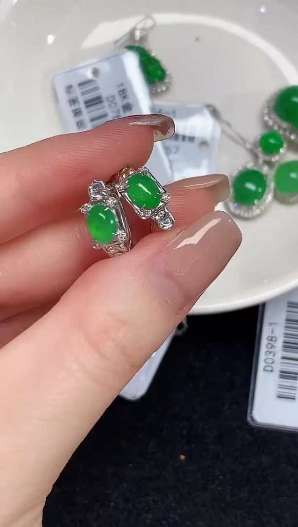 18K金镶嵌翡翠耳饰L1876多样性发其一