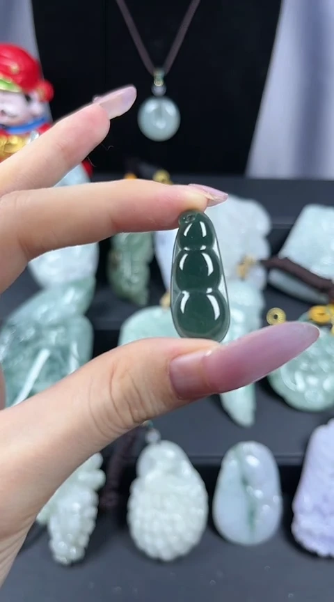 翡翠未镶嵌颈饰福豆