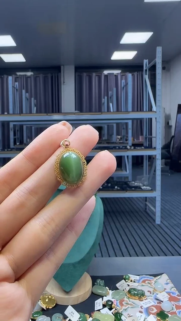 18K金镶嵌和田玉挂件1