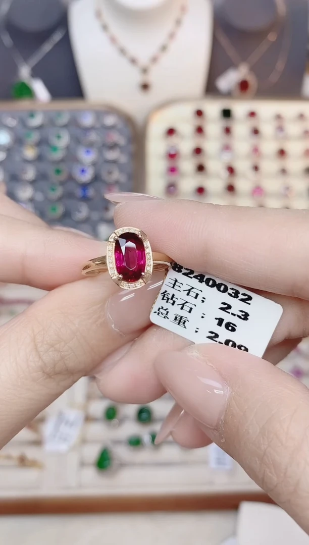 18K金镶嵌碧玺戒指碧玺2.3CT