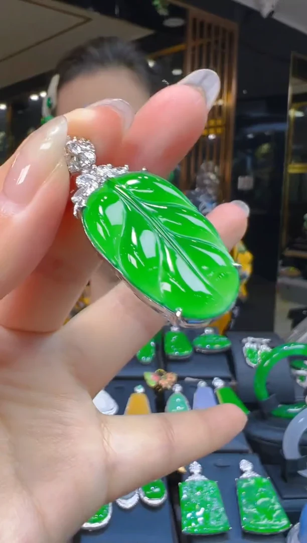 吊坠(赠链)银S925镶嵌翡翠036(多样性发货发其一)