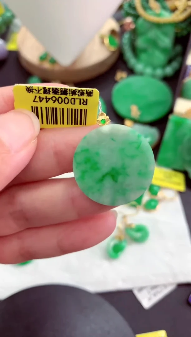 颈饰18K金镶嵌翡翠挂件
