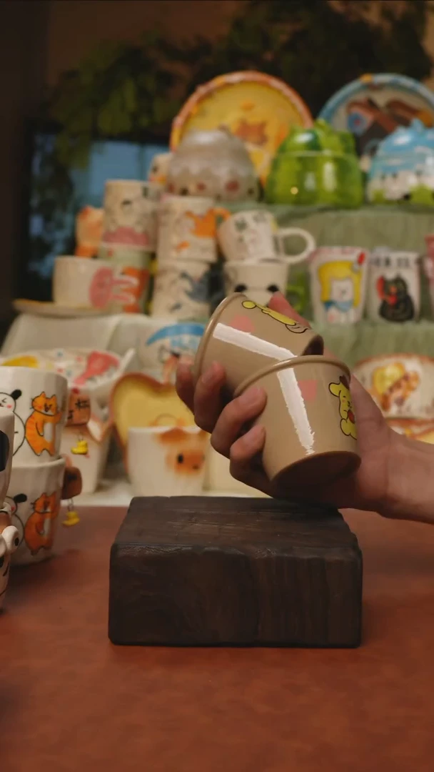 摆件景德镇一休瓷屋 小黄狗手握杯一对