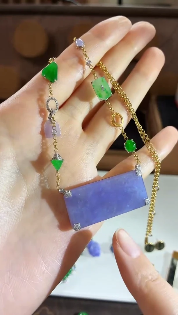 颈饰18K金镶嵌翡翠吊坠