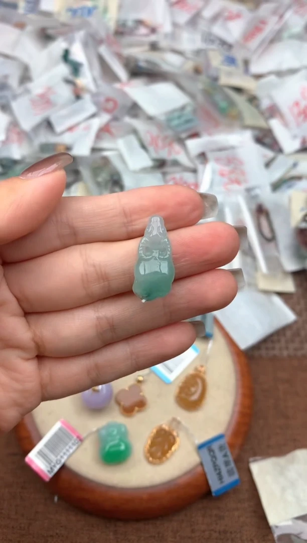 未镶嵌挂件翡翠—
