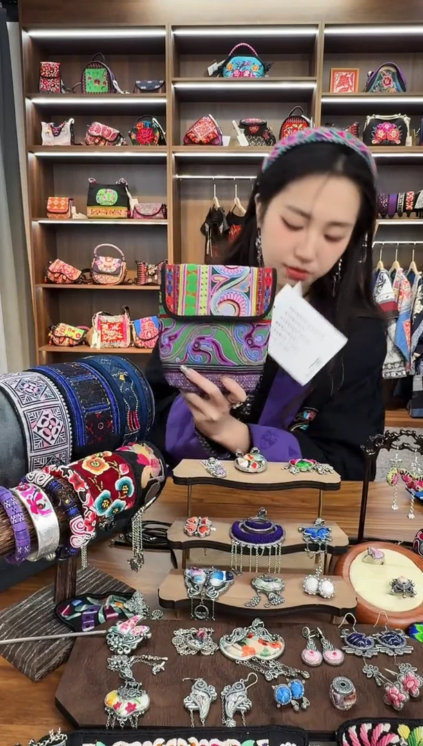 【闪购商品】织绣A49蒙阿苏苗绣传承