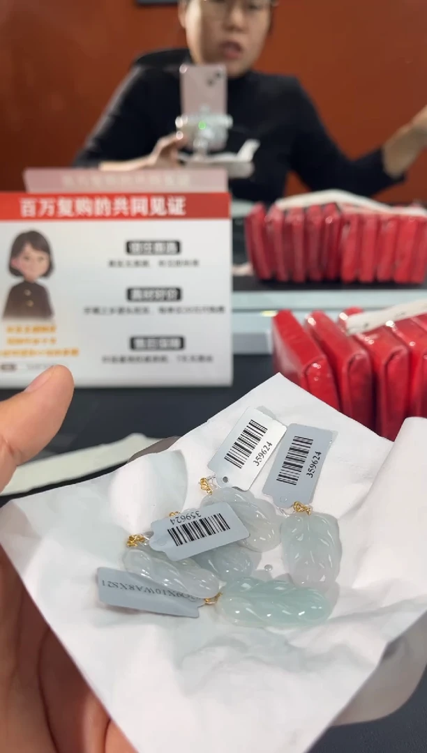 18K金镶嵌挂件翡翠边城刀客/359624/多样性发一/配皮绳发