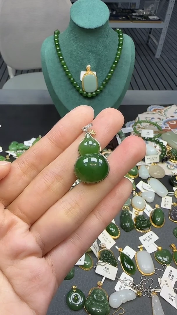 18K金镶嵌和田玉挂件1