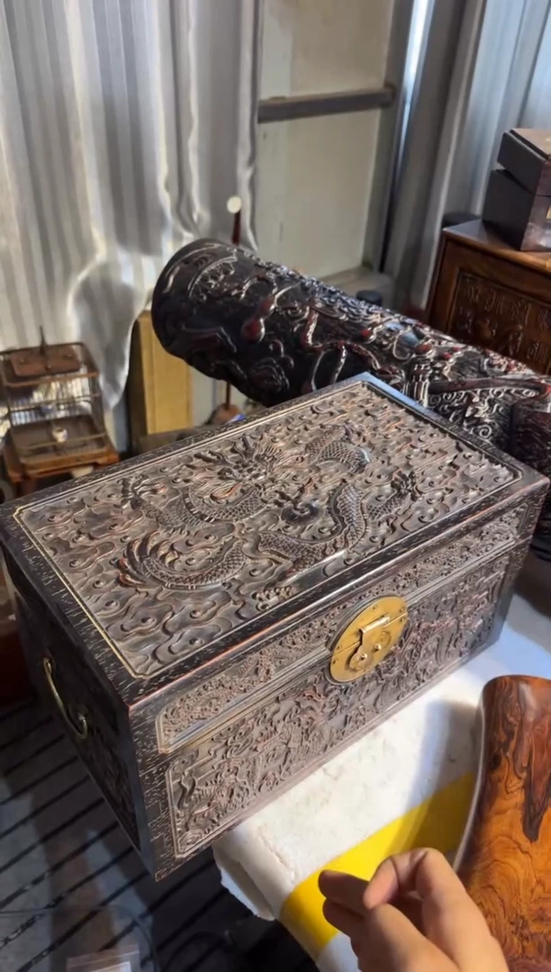 木紫檀大云龙  雕刻龙箱