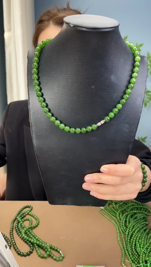 项链未镶嵌和田玉（碧玉）碧玉8mm阳绿妈妈链 有黑点