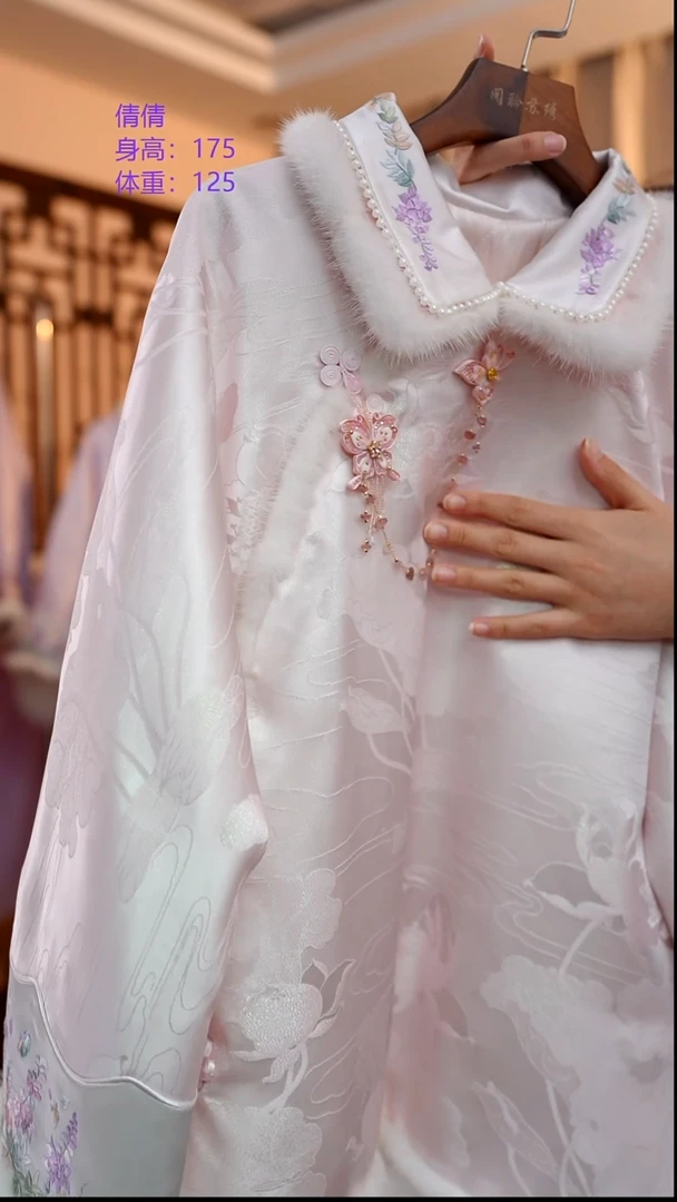 刺绣粉色蝴蝶压襟 非遗苏绣服饰一物一件