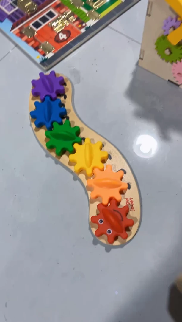 木齿轮毛毛虫玩具