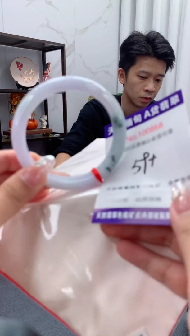 未镶嵌手镯翡翠有纹，完美者勿拍